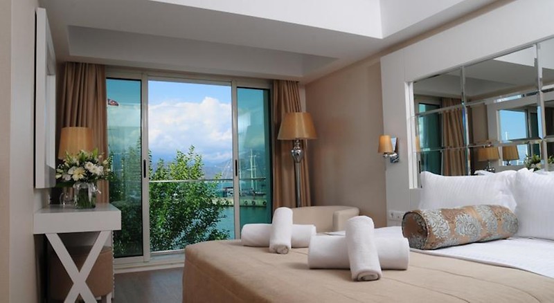 Alesta Yacht Hotel