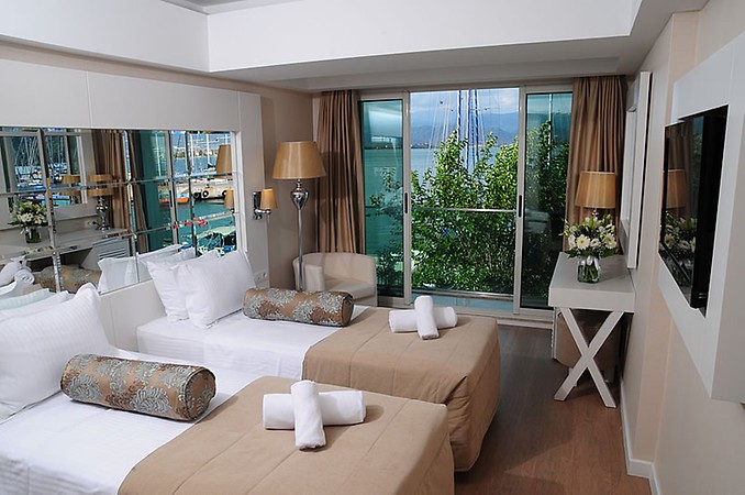 Alesta Yacht Hotel