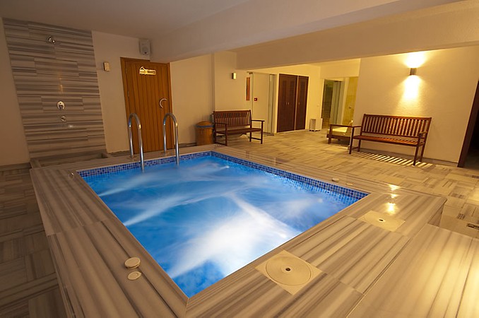 Alesta Yacht Hotel
