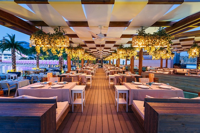 Cratos Premium Hotel