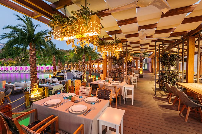 Cratos Premium Hotel