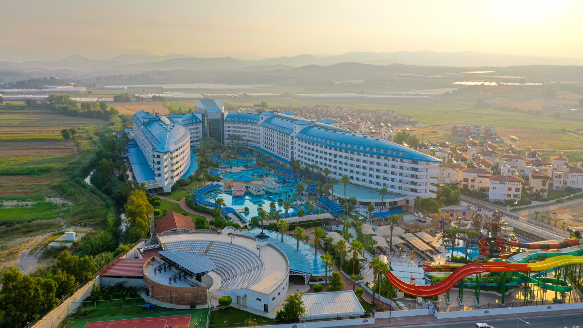 Crystal Admiral Resort Suites & Spa