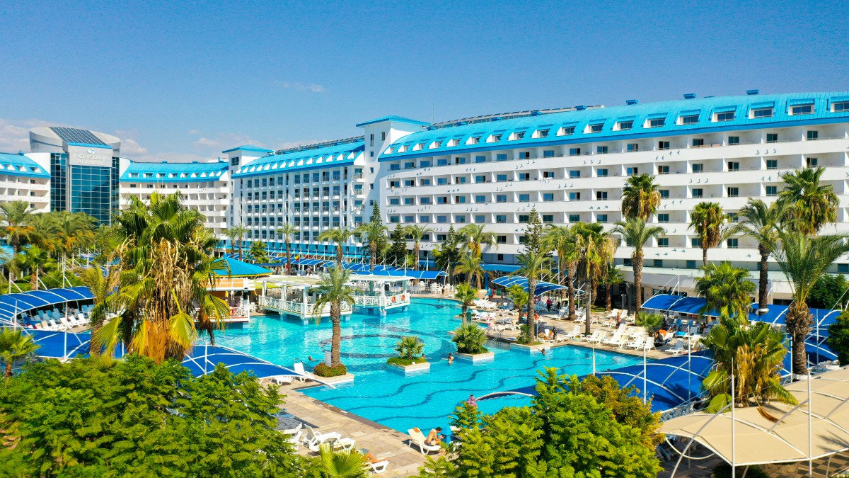 Crystal Admiral Resort Suites & Spa