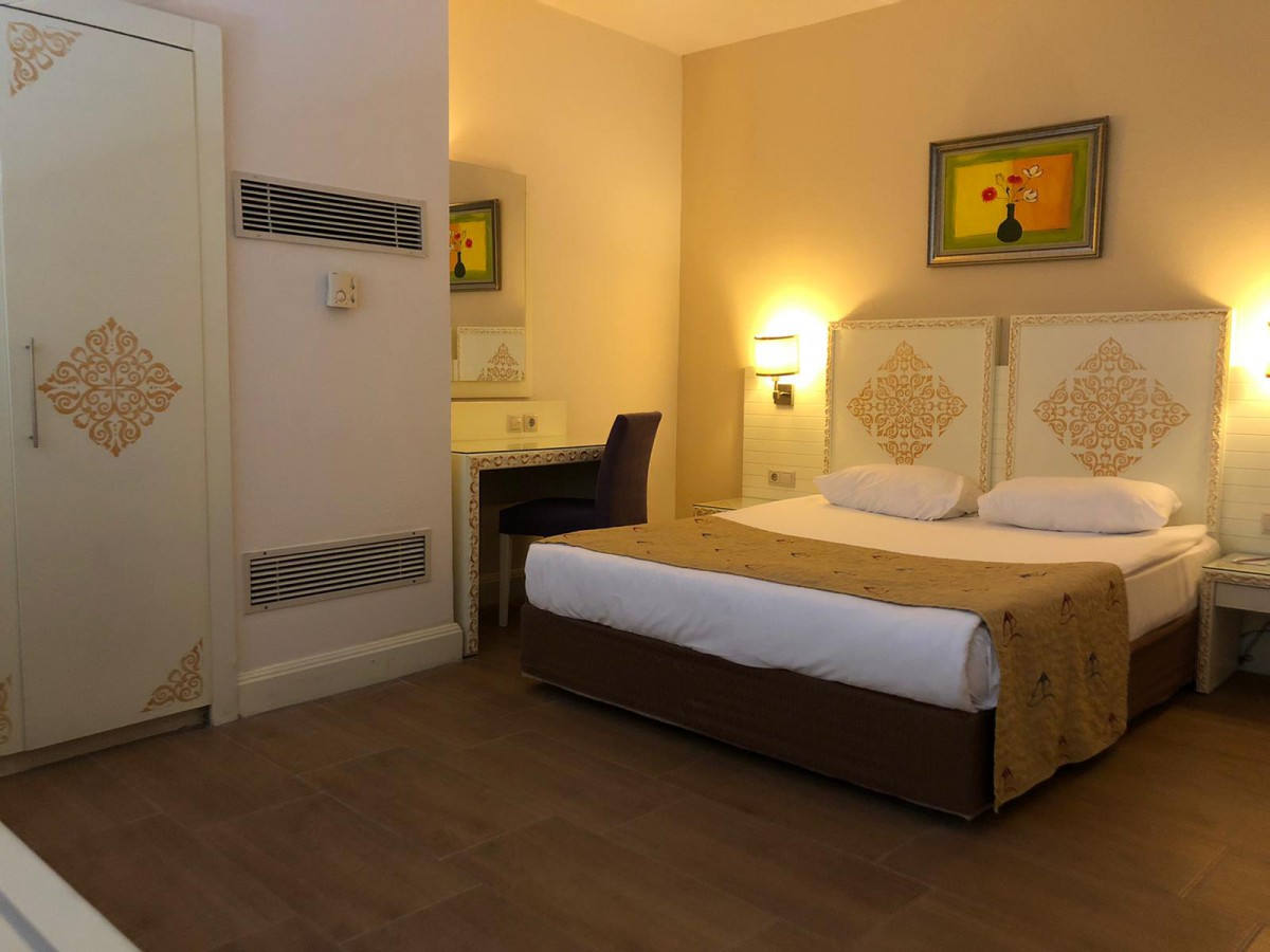 Crystal Admiral Resort Suites & Spa