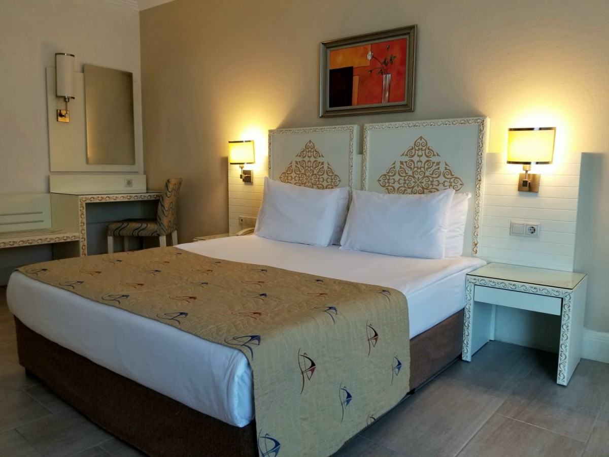 Crystal Admiral Resort Suites & Spa