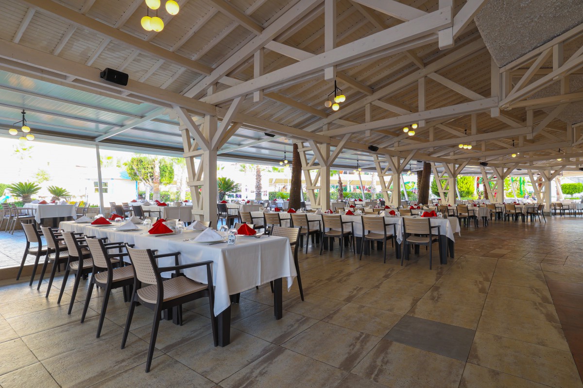 Crystal Admiral Resort Suites & Spa