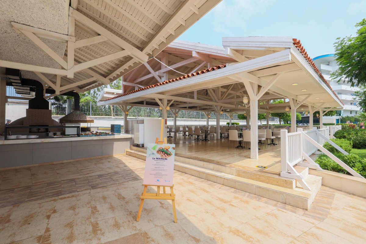 Crystal Admiral Resort Suites & Spa