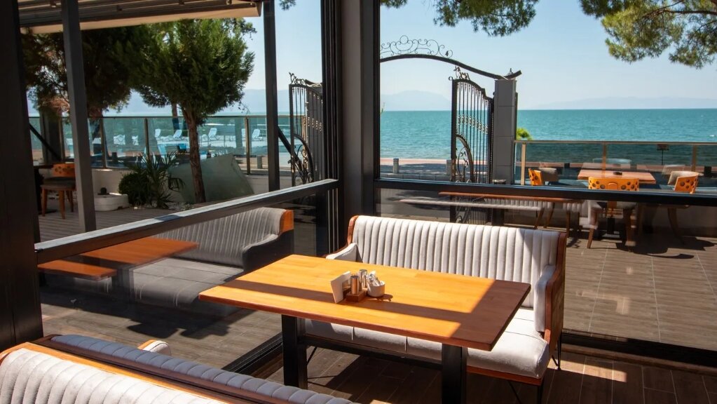 Lake Life Hotel