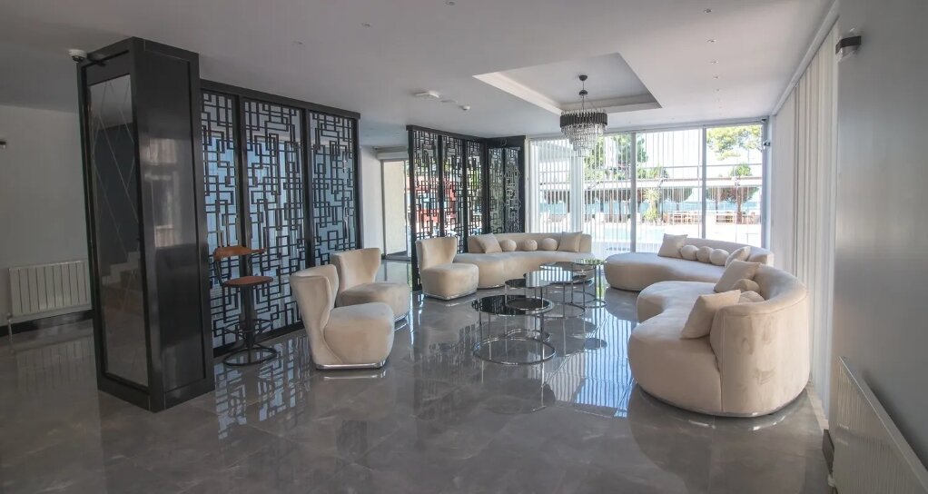 Lake Life Hotel