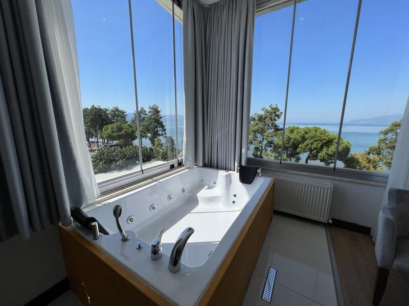Lake Life Hotel