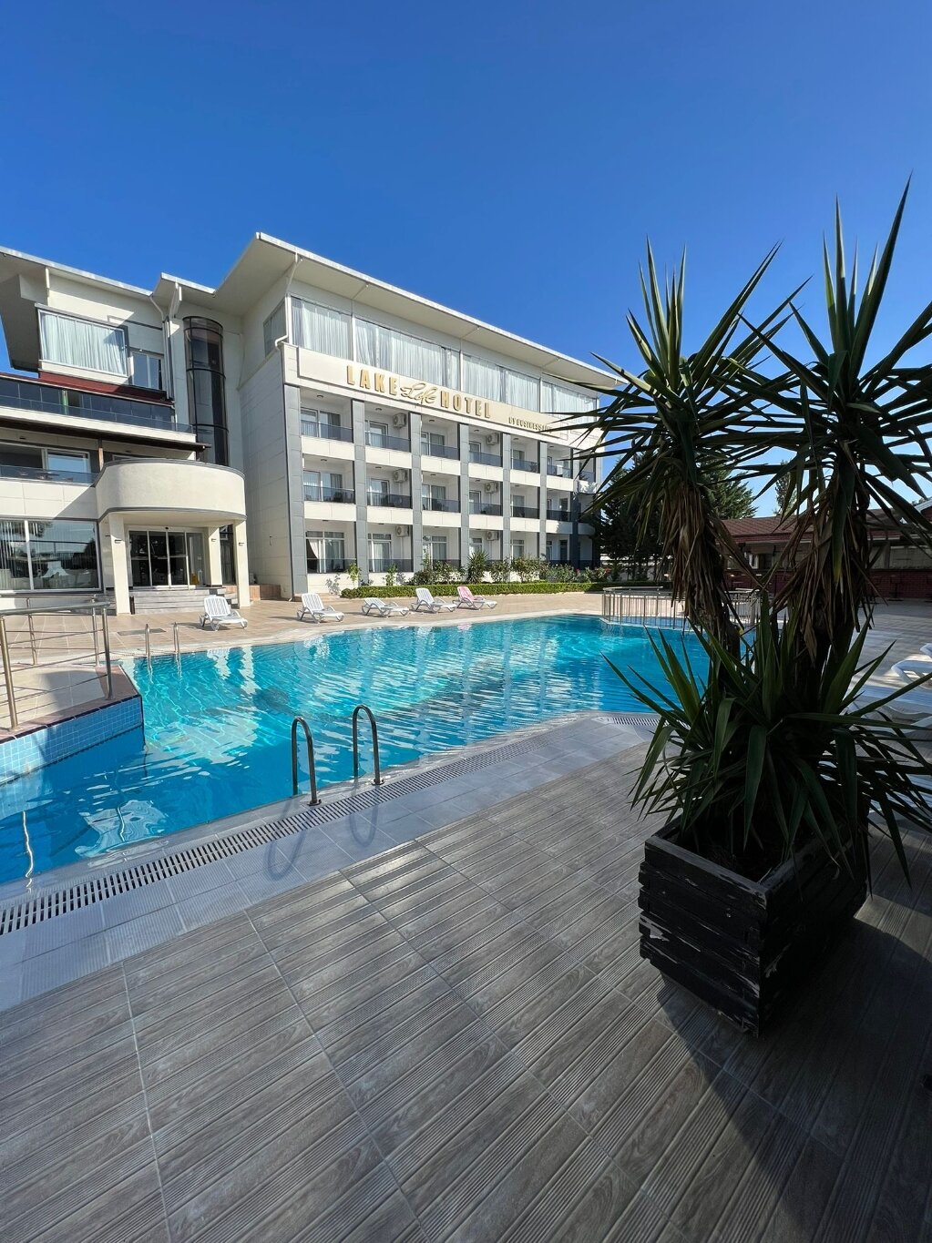 Lake Life Hotel