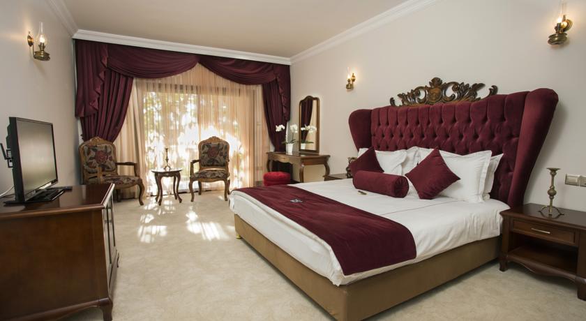Le Chateau Lambousa Hotel
