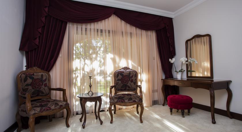 Le Chateau Lambousa Hotel